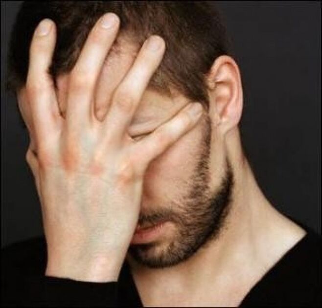 muž přemýšlí o léčbě prostatitidy