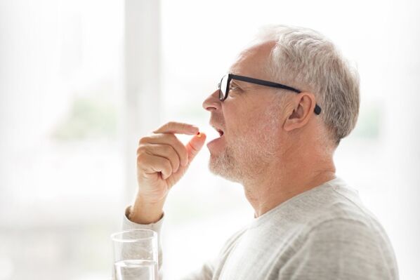 muž bere antibiotika na prostatitidu